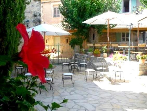 Auberge Le Bistrot De Lussan Lussan  Exteriör bild